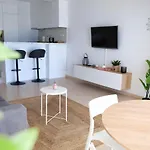 Elegant Sunny Terrace 아파트
