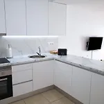 Elegant Sunny Terrace 아파트 *