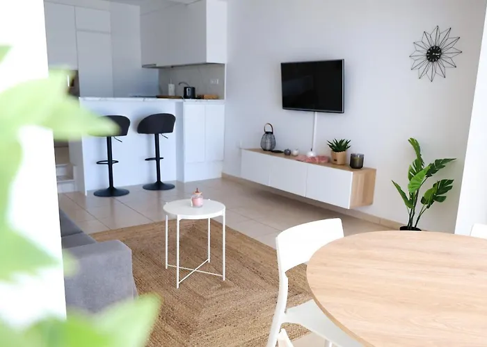 Elegant Sunny Terrace Lägenhet