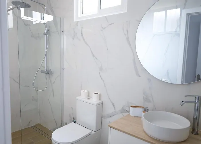 Elegant Sunny Terrace Lägenhet